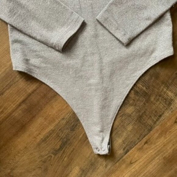 Abercrombie & Fitch Silver Metallic Long Sleeve Deep V Bodysuit Size M - Picture 7 of 11